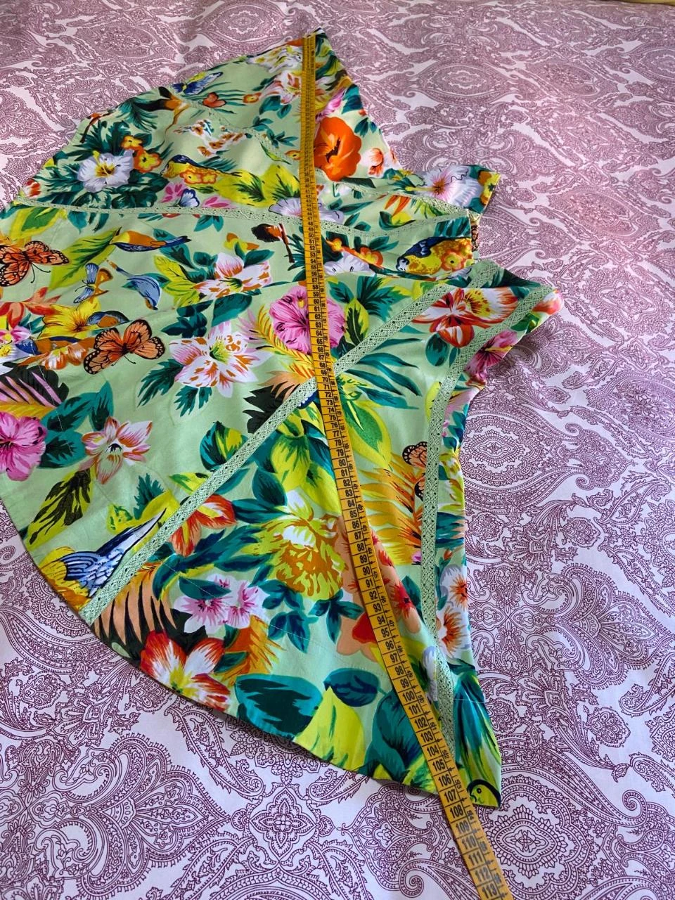 Saia rodada com estampa floral sobre fundo verde menta. Steps every day – photo 13